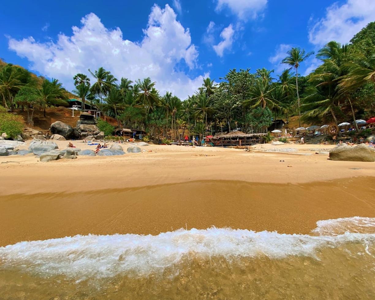 Tropikalna plaża z krystalicznie czystą wodą