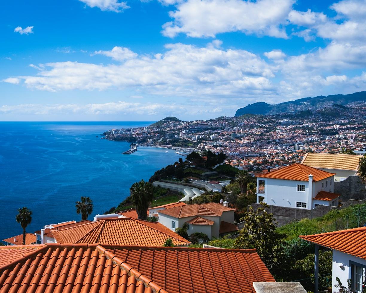 Portugalia. Jak poruszać się po Funchal i Maderze? Transport publiczny i wynajem samochodu