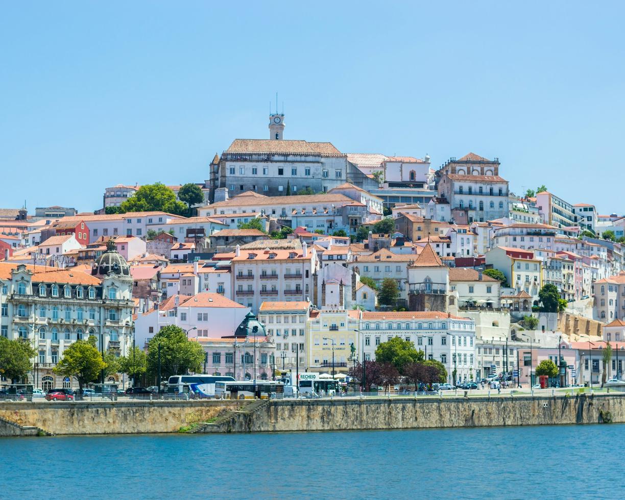 Uniwersytet w Coimbrze: przewodnik po najstarszej uczelni Portugalii i jej sekretach.
