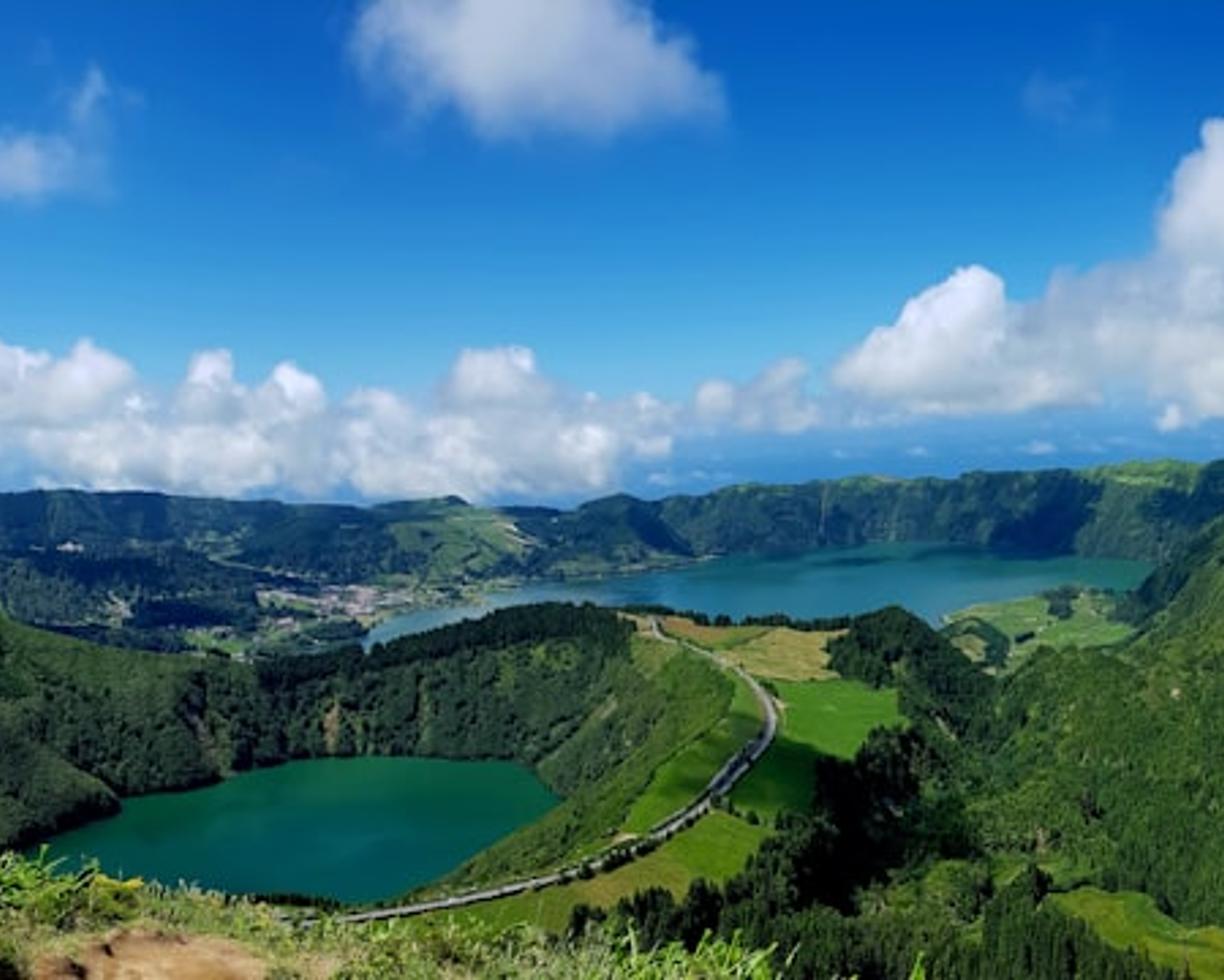 Panoramiczny widok na zielone jeziora kraterowe Sete Cidades Azory
