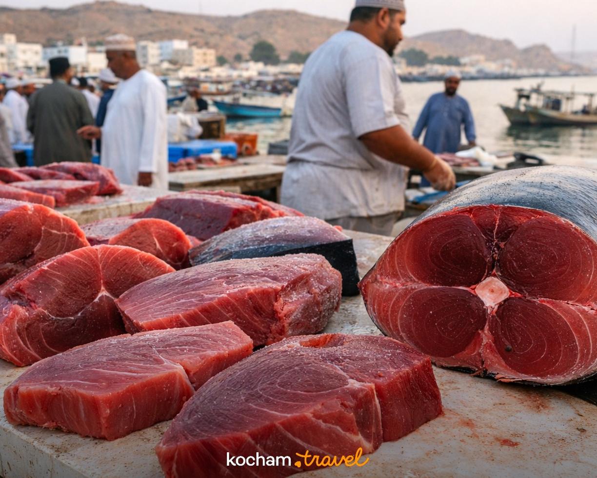 Ilustracja do tematu: Oman. Ceny na porannym targu rybnym w Sur: ile zapłacisz za kilogram świeżego tuńczyka?
