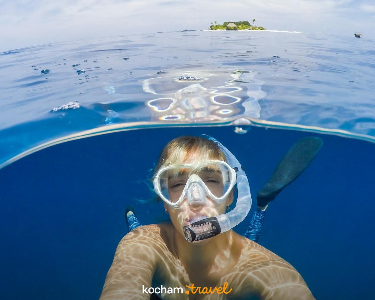 Snorkeling na rajskiej wyspie, widok pod i nad wodą.