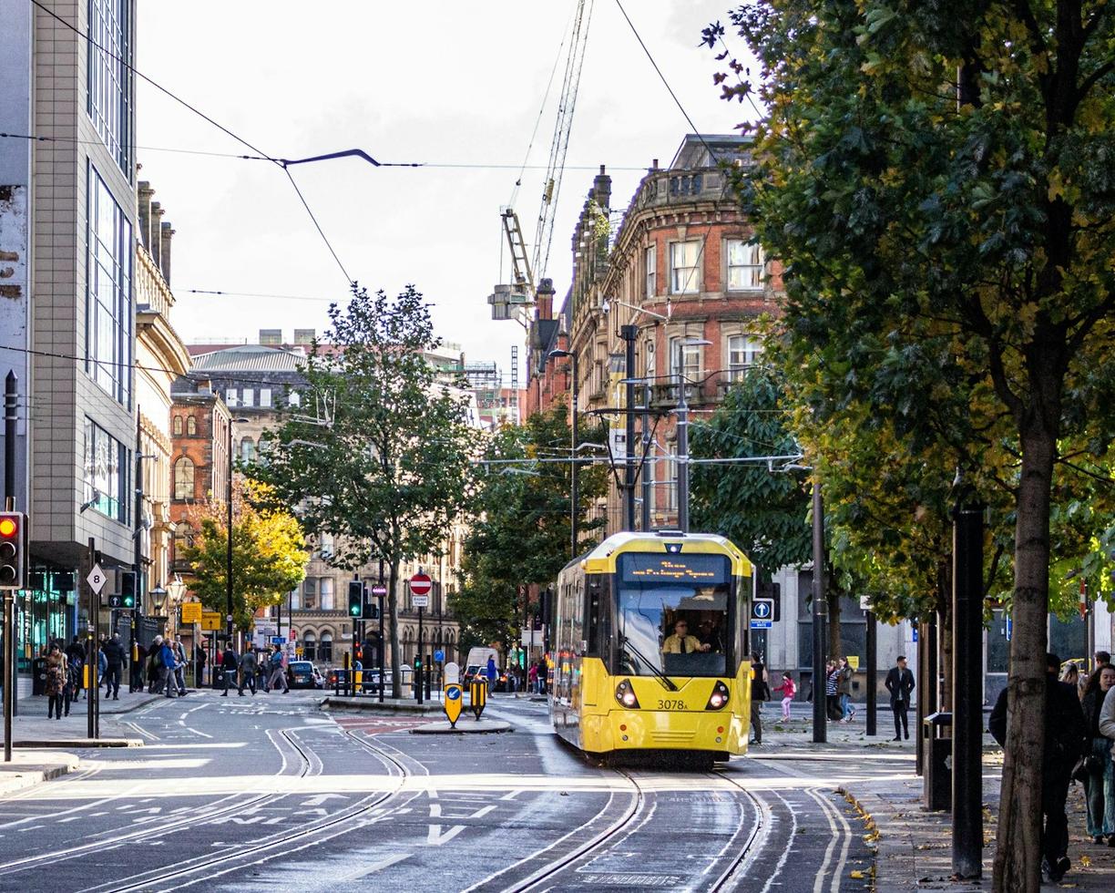 Manchester na rockowo: Przewodnik po kultowych miejscach muzyki niezależnej