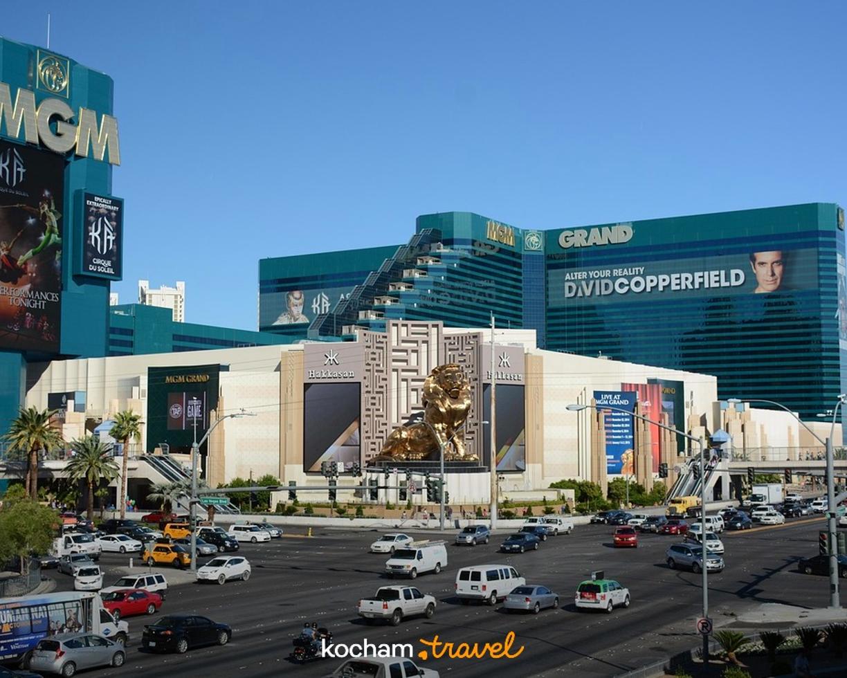 Las Vegas: hotel MGM Grand, złoty lew, ruch uliczny.