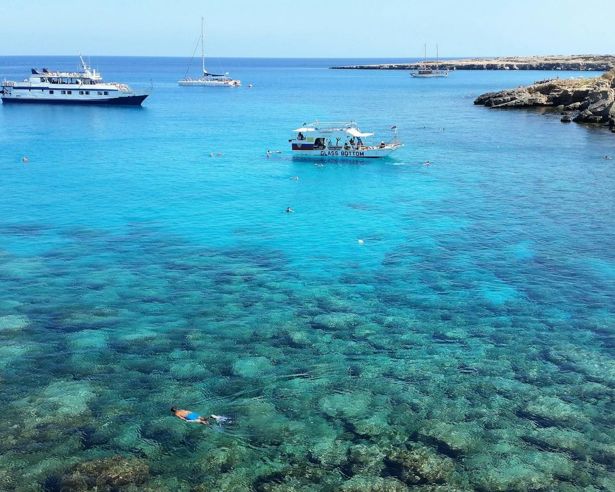 Cypr. Fig Tree Bay w Protaras: Przewodnik po ikonicznej plaży i jej ukrytych zakątkach.