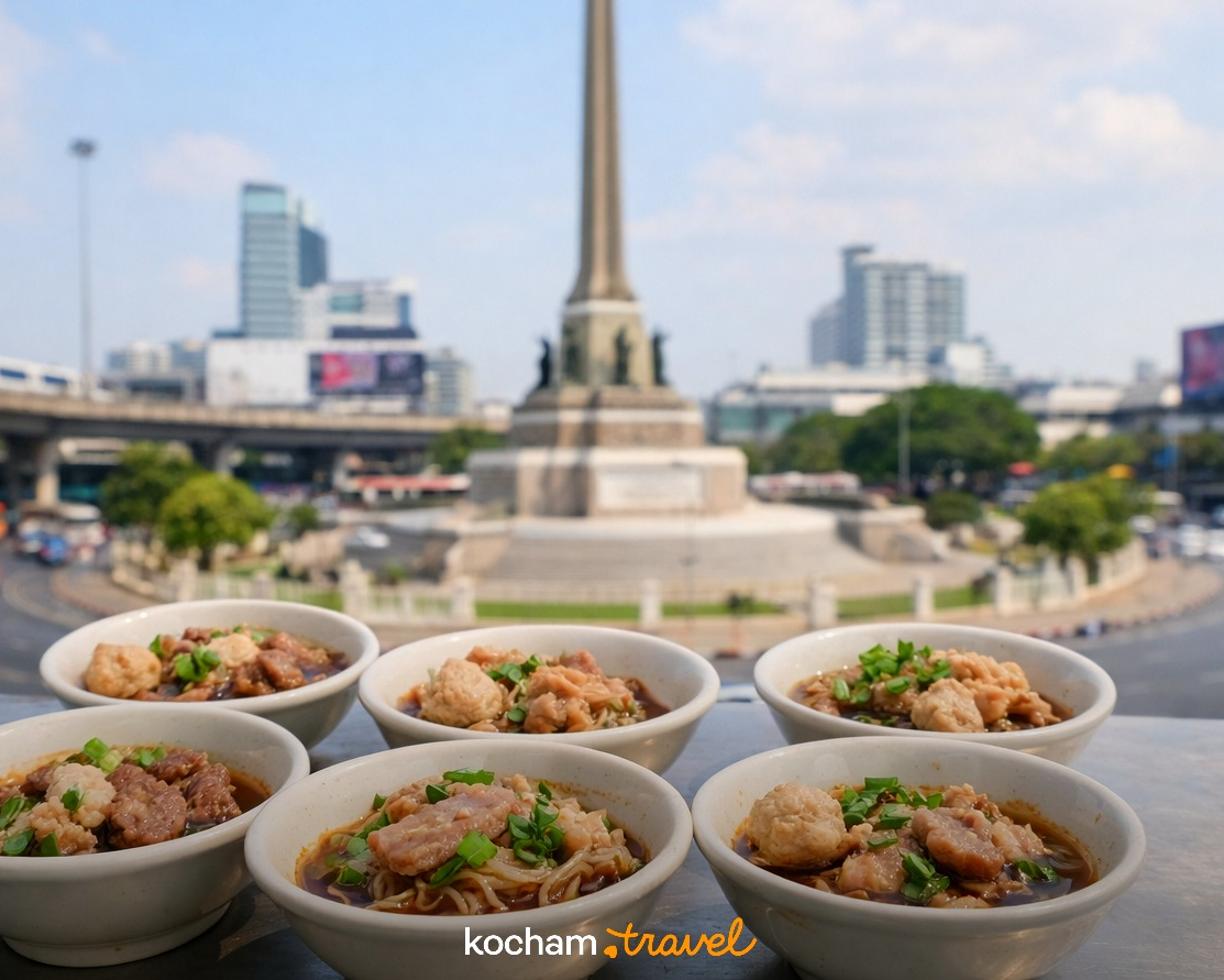 Ilustracja do tematu: Tajlandia. Fenomen boat noodles w Bangkoku. Dlaczego tradycyjna zupa z makaronem przy pomniku Zwycięstwa serwowana jest w miniaturowych miseczkach.