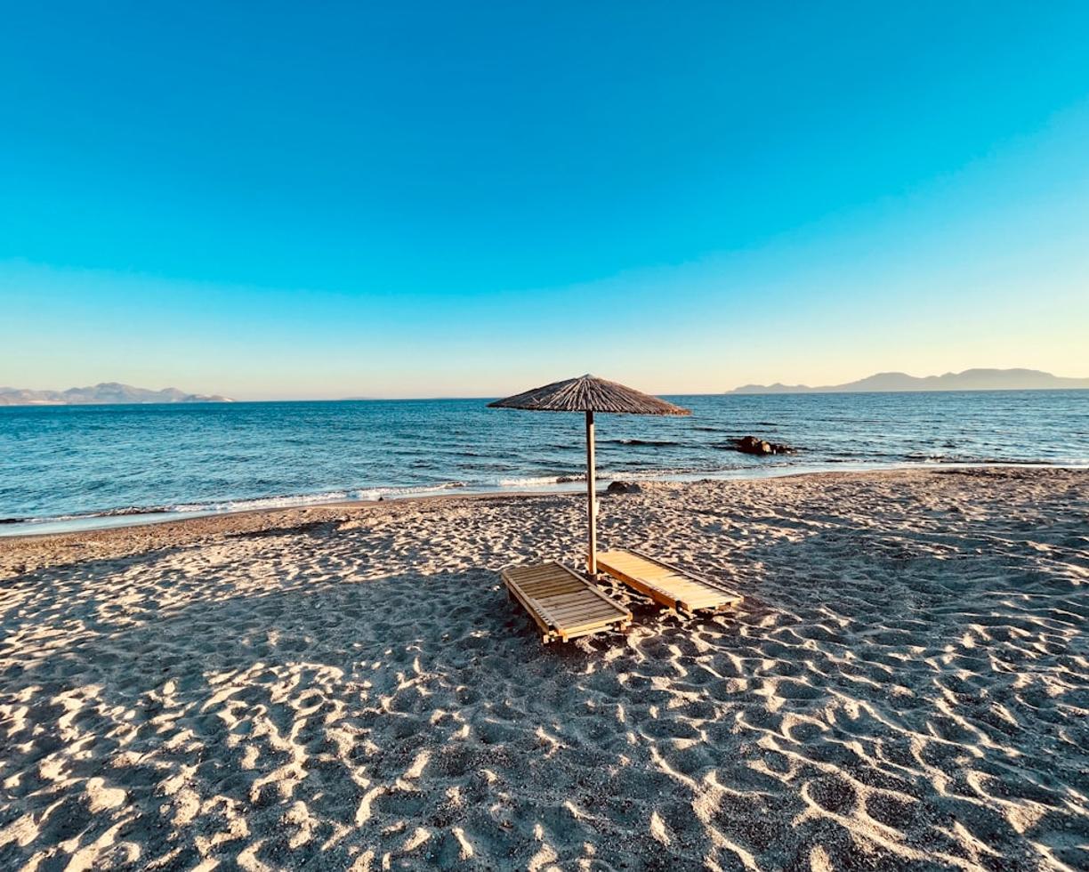 Piaszczysta plaża z krystalicznie czystą wodą w Kos, Grecja