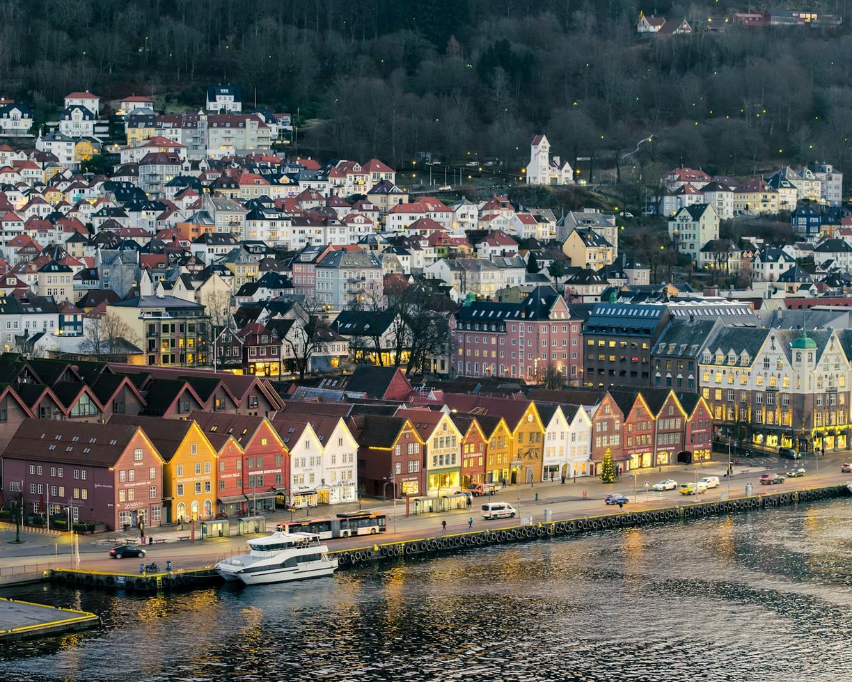 Norwegia. Bryggen w Bergen: Przewodnik po hanzeatyckich domach i ich ukrytych historiach