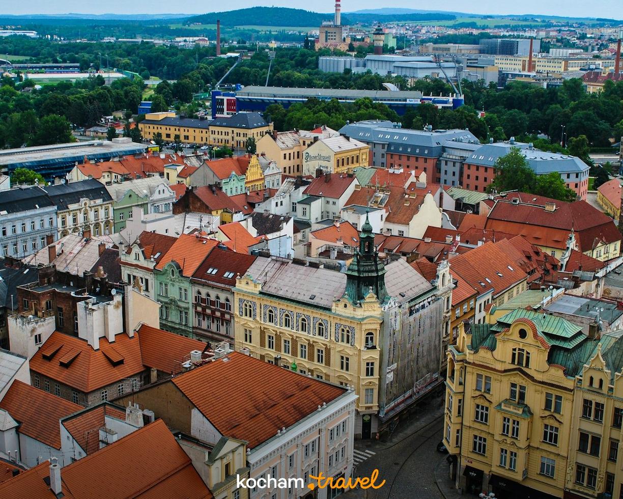 Panorama starego miasta z gęstą zabudową i czerwonymi dachami.