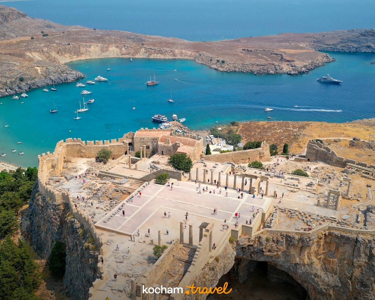 Starożytny Akropol w Lindos, piaszczysta plaża i turkusowe morze Rodos.