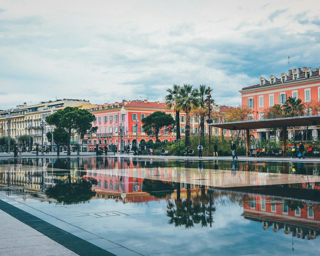Francja. Co zwiedzić w Nicei? Wzgórze Zamkowe, Stare Miasto (Vieux Nice) i Promenada Anglików