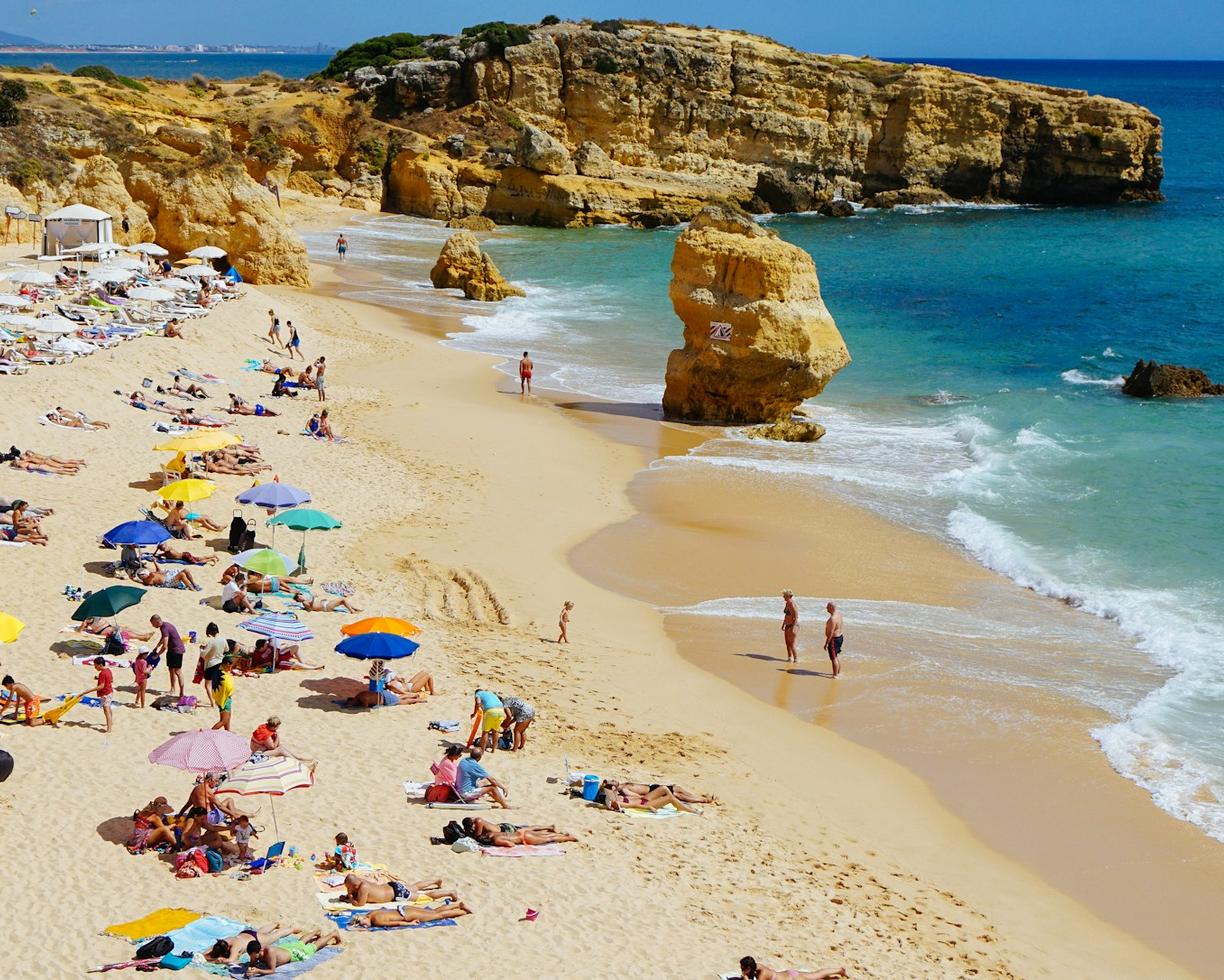 Portugalia. Aktywne wakacje w Albufeirze: Trekking po klifach, surfing i wycieczki rowerowe
