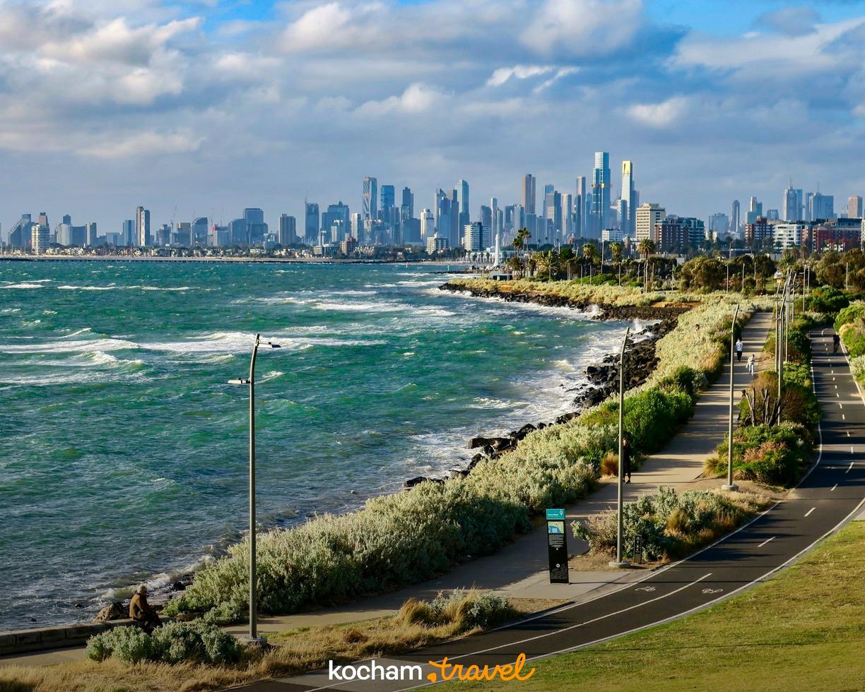 Panorama Melbourne, falujące morze, promenada i ścieżka rowerowa wzdłuż wybrzeża.