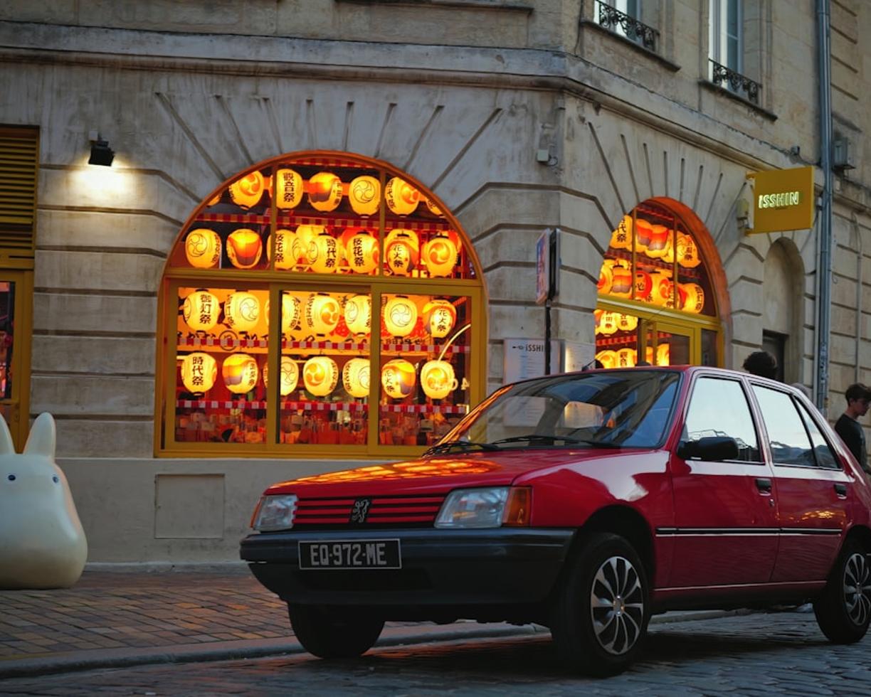 Ceny w Bordeaux 2025/26: Ile kosztuje kieliszek wina, zwiedzanie winnicy i obiad?