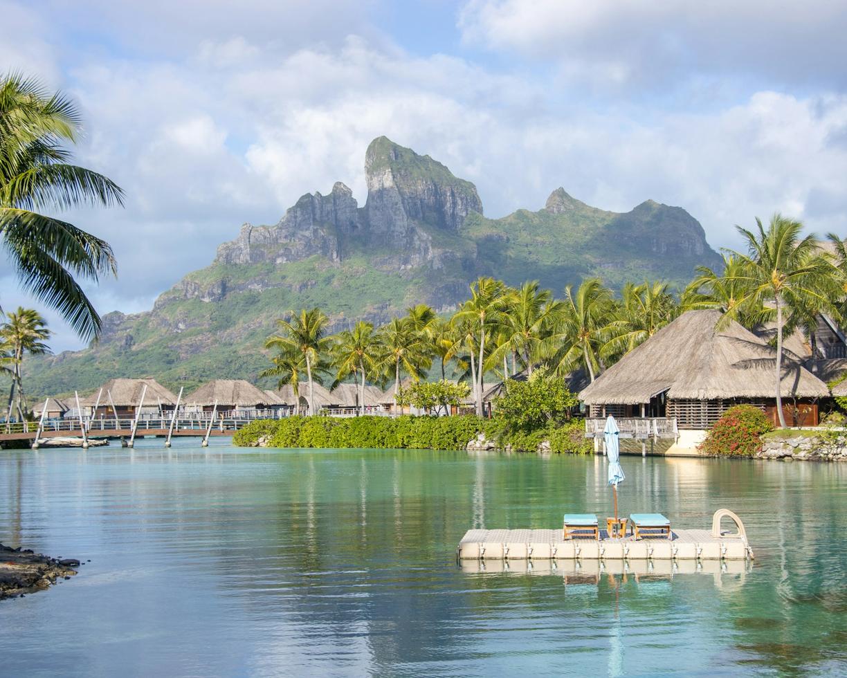 Bora Bora poza pocztówką: co naprawdę oferują luksusowe wille na wodzie?