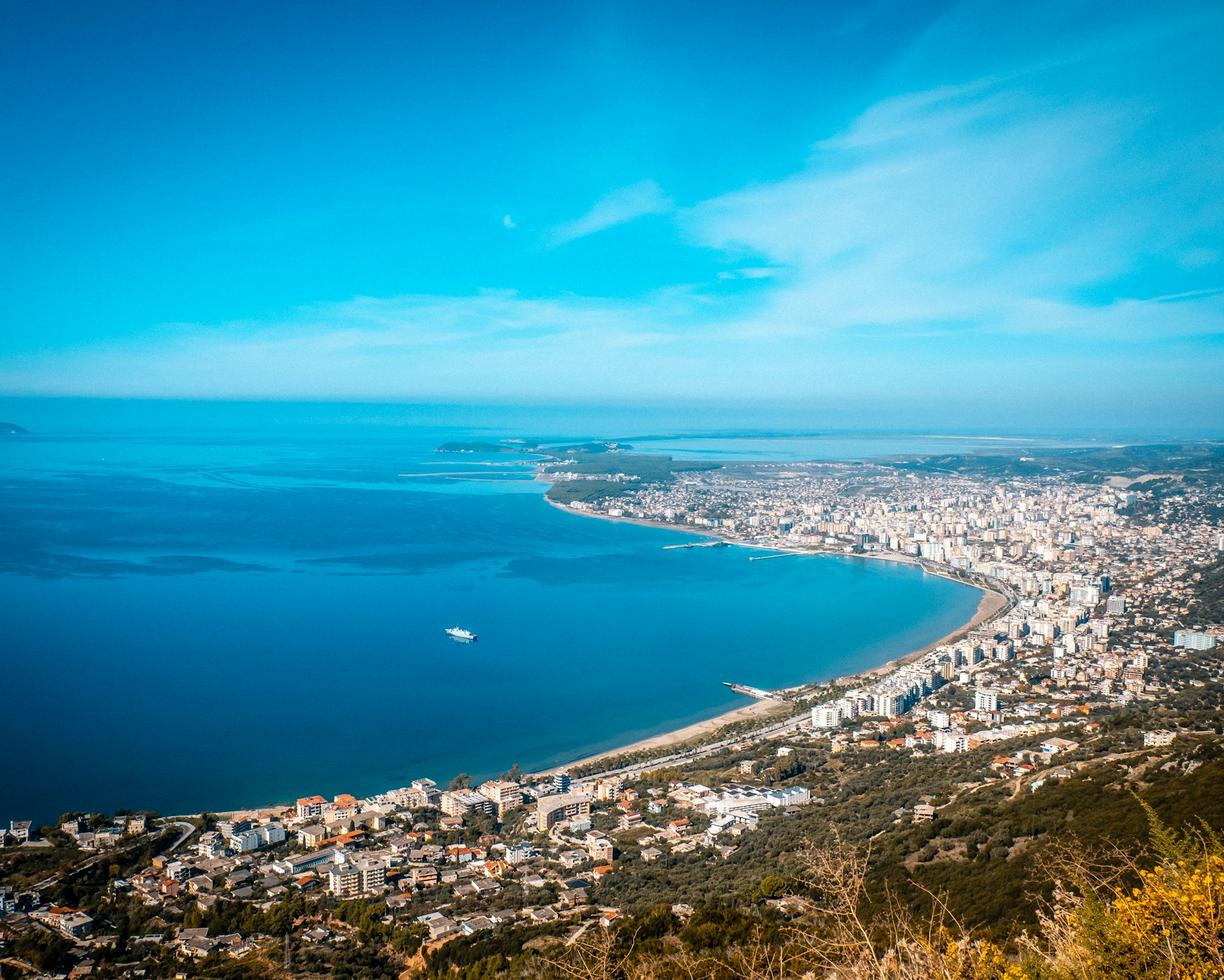 Albania. Plaże Vlory: od tętniących życiem kurortów po dzikie zatoczki – gdzie znaleźć idealne miejsce na relaks?