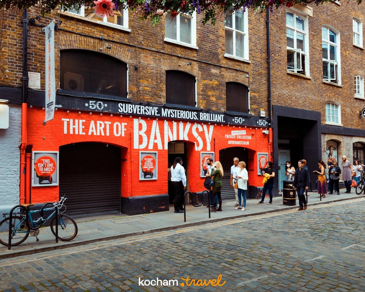 Ludzie przed wystawą The Art of Banksy na londyńskiej ulicy.