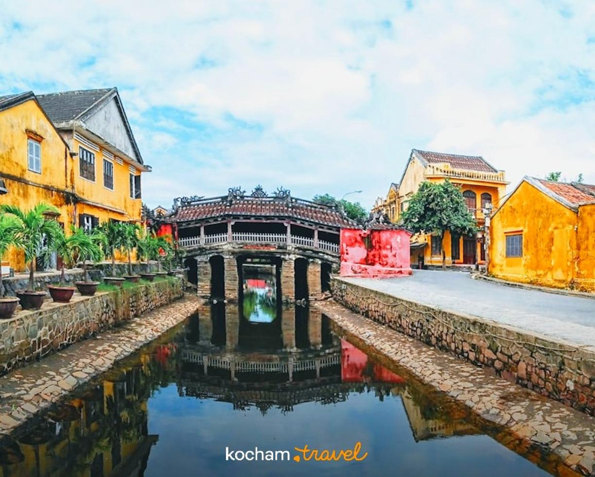 Japoński Kryty Most, Hoi An, Wietnam, zabytkowe miasto, kanał, żółte budynki.