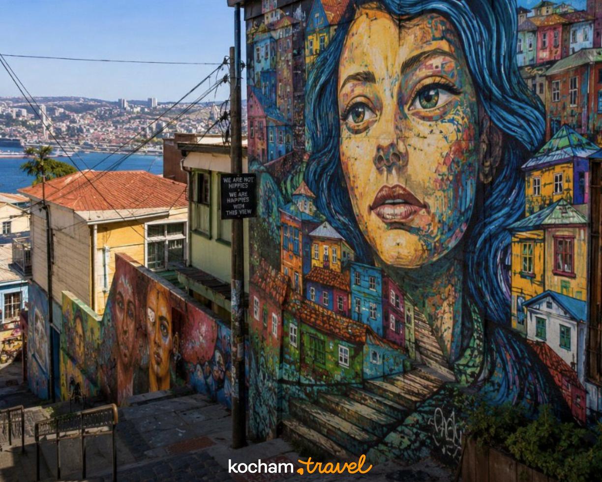 Valparaíso, Chile: kolorowe domy, mural kobiety i widok na port.