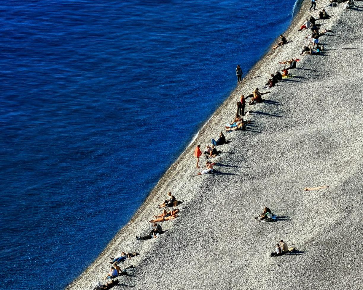 Piękna kamienista plaża w Nicei