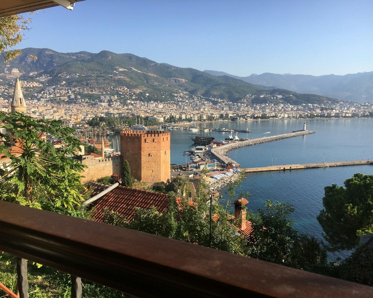 Alanya: Czerwona Wieża, port, miasto na tle gór Taurus.