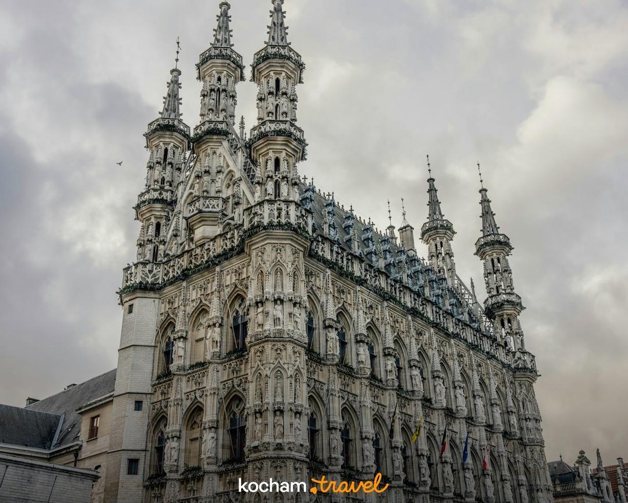 Bogato zdobiony gotycki ratusz w Leuven, Belgia.