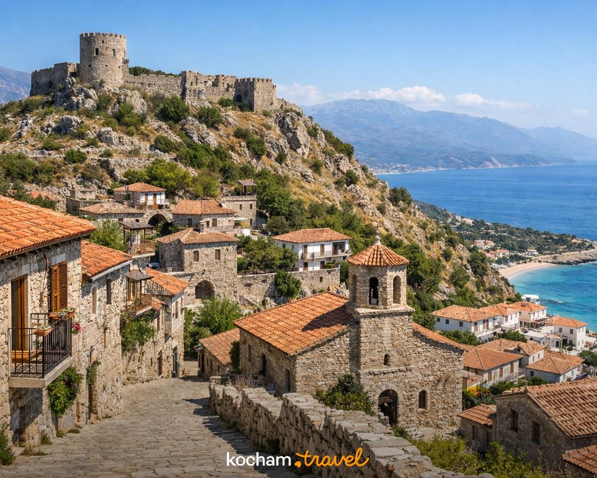 Ilustracja do tematu: Albania. Zamek i Stare Miasto w Himarze – historyczny spacer po sercu Riwiery.