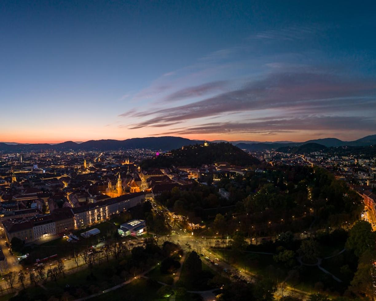 Ceny w Grazie 2025/26: Ile kosztuje wstęp na Schlossberg, obiad i transport?