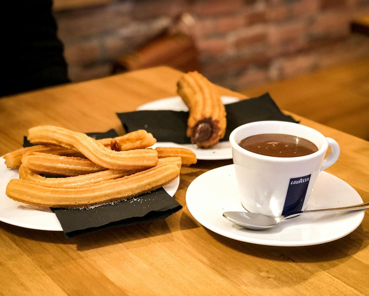 Hiszpania. Madryckie churros con chocolate: Gdzie znaleźć najlepsze i jak jeść jak lokales?