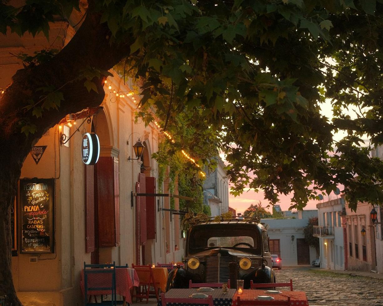 Urugwaj. Ceny w Colonia del Sacramento 2025/26: Ile kosztuje prom, obiad i wynajem wózka golfowego?