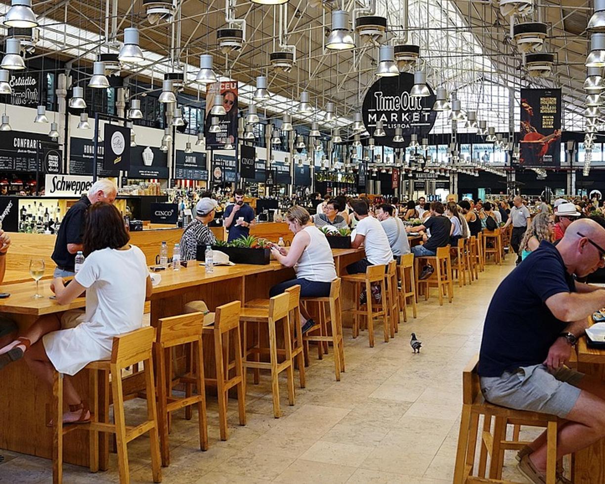Słoneczny Brzeg: gdzie zjeść — lokalne klasyki i street food?