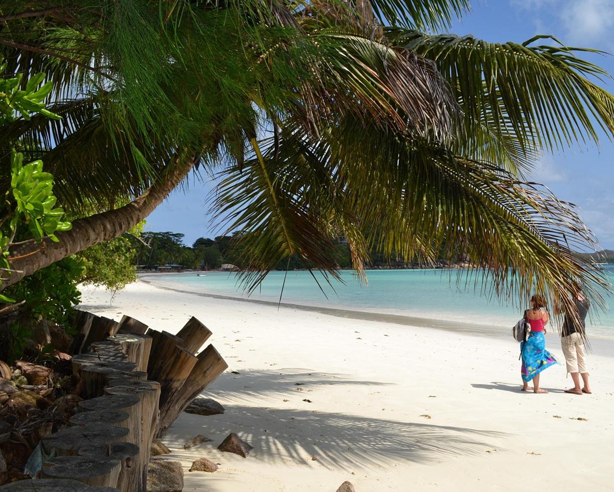 Praslin: jak dojechać i gdzie spać — przejrzysty plan?