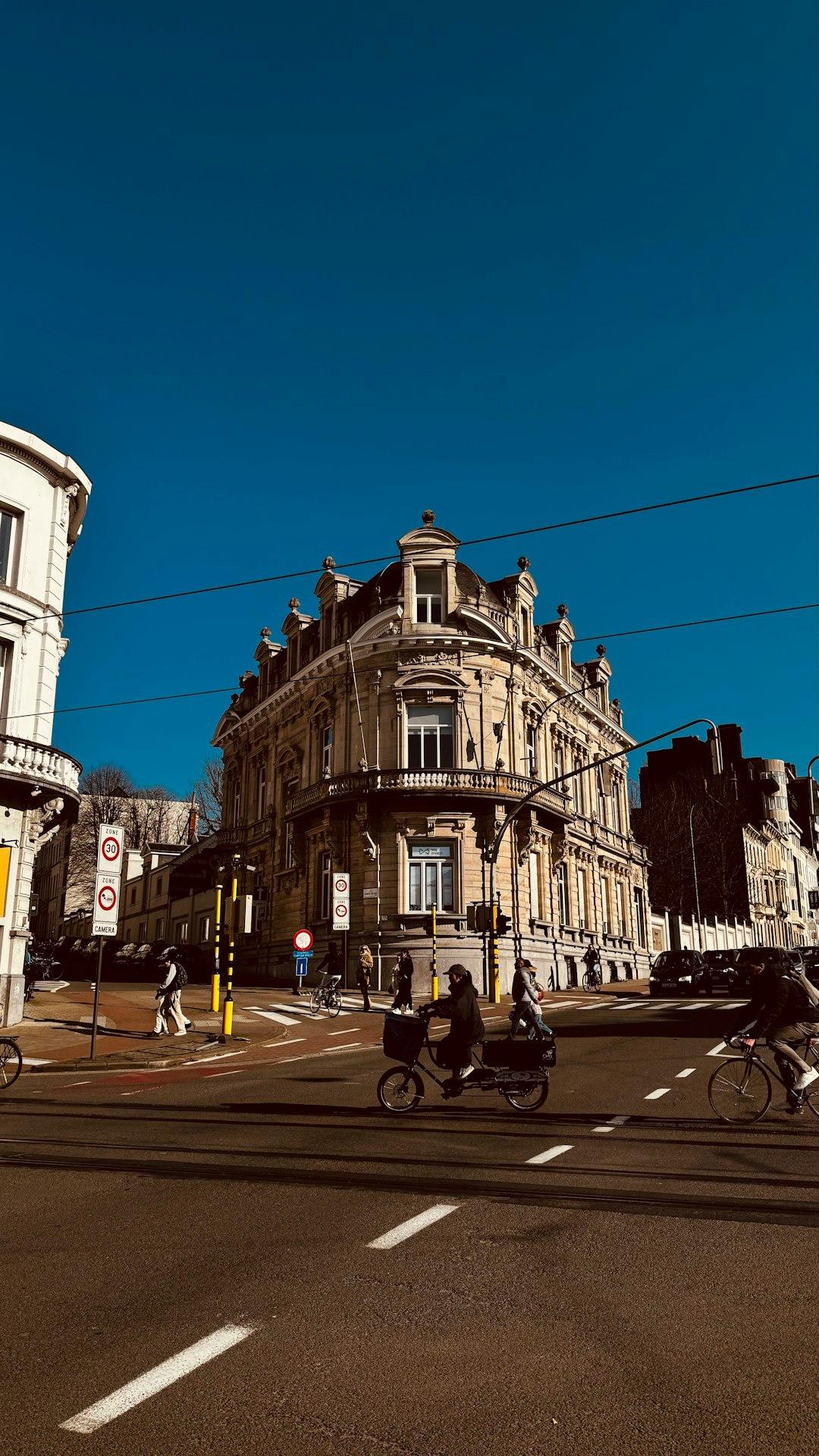 Grand Place w Brukseli w słoneczny dzień
