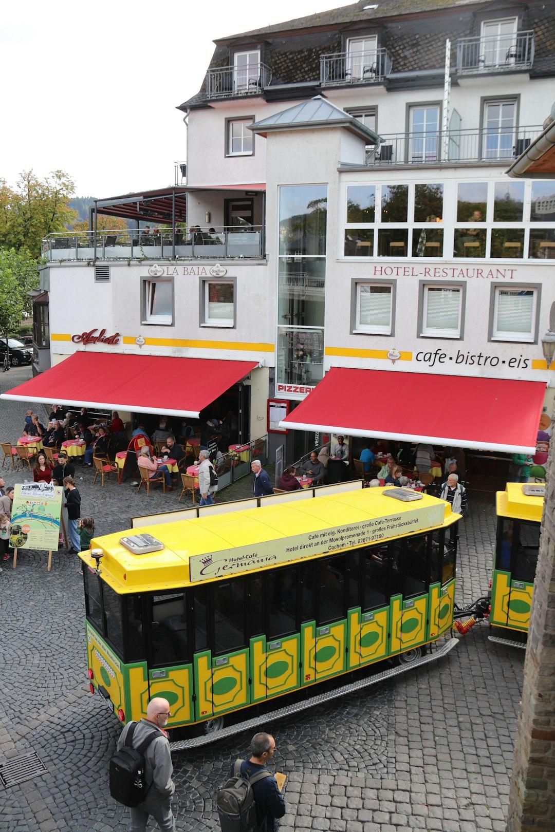 Odwiedzający cieszący się belgijskim gofrem w Brukseli