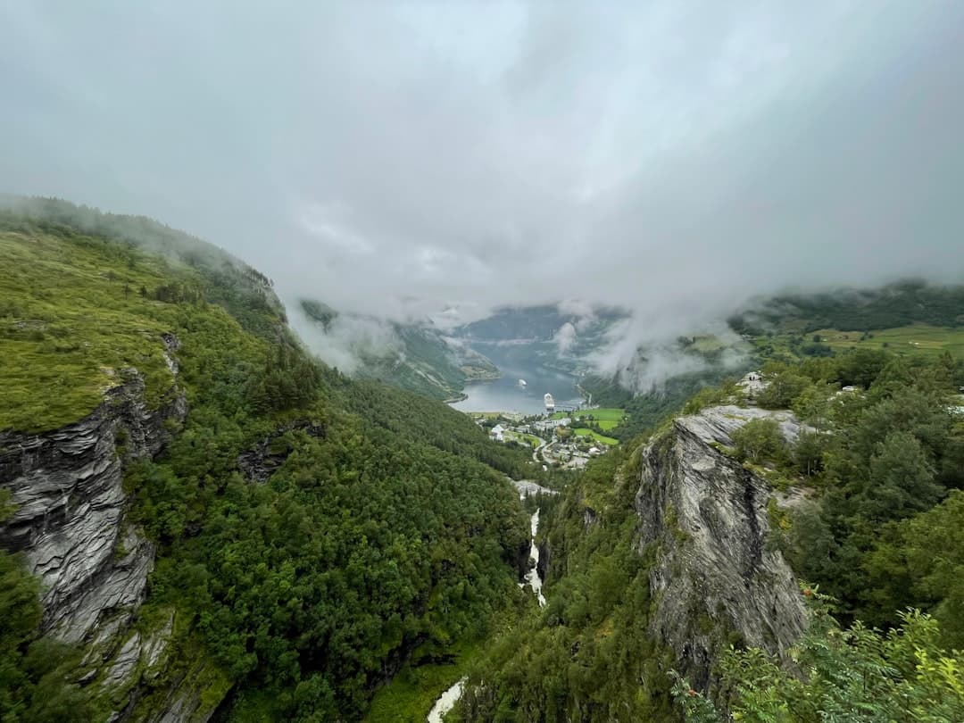Fiordy Norwegii z górami i wodospadami