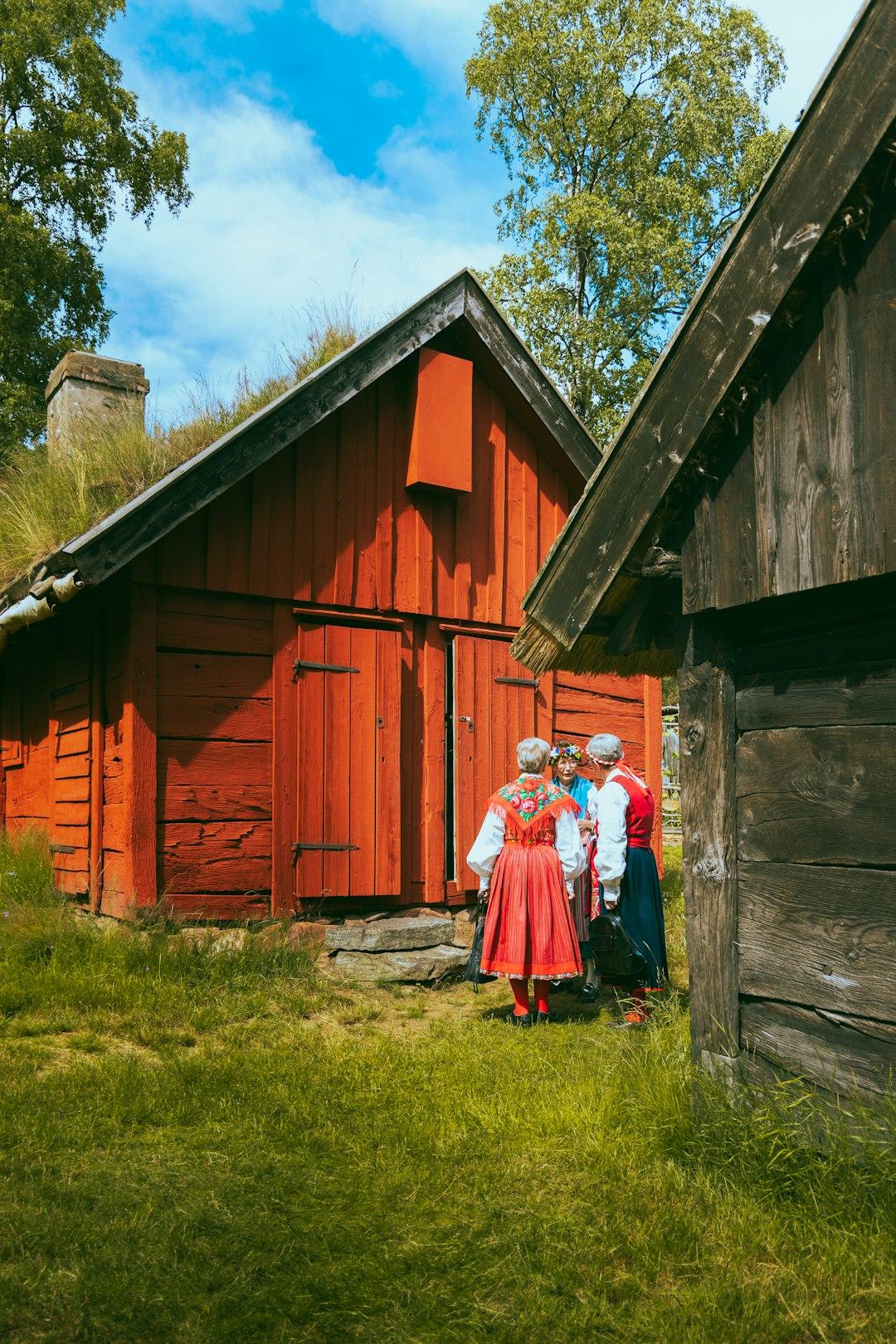 Rodzina ciesząca się norweską przyrodą
