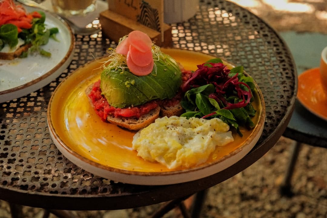 Elegancko podane danie z owocami morza w restauracji