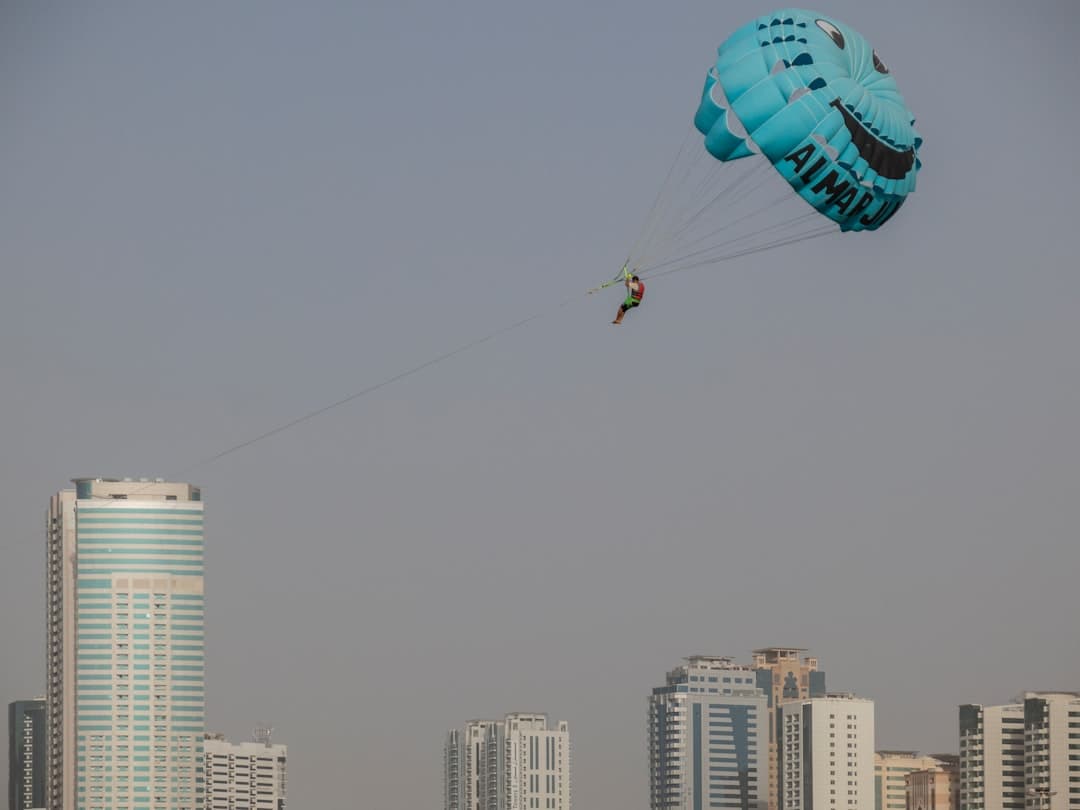 Widok z wysokości podczas skoku ze spadochronem nad Dubajem