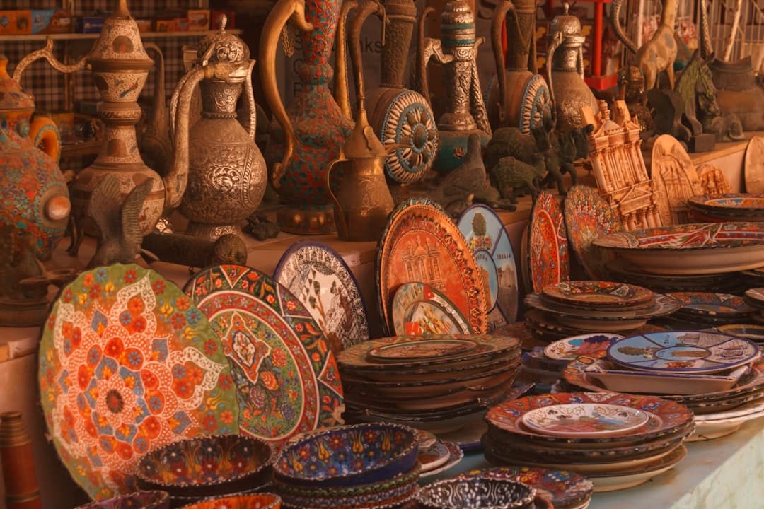 Witryna kolorowego lokalnego rynku z świeżymi produktami w Wadi Musa
