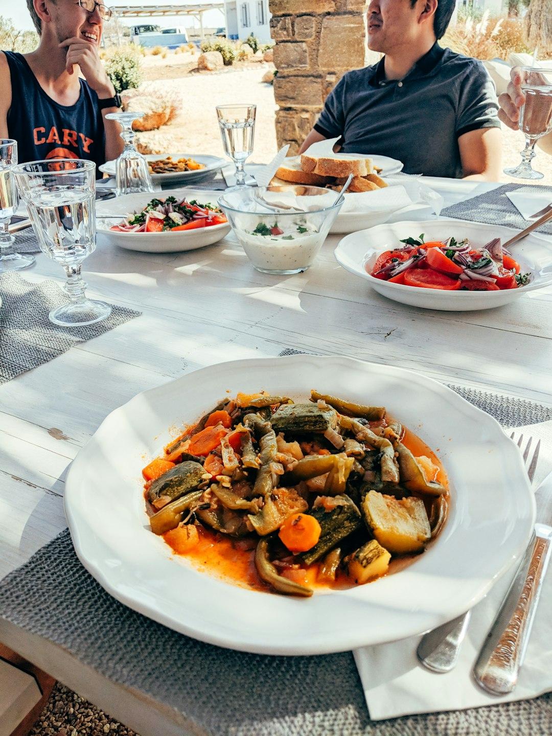 Danie kuchni śródziemnomorskiej serwowane w luksusowej restauracji
