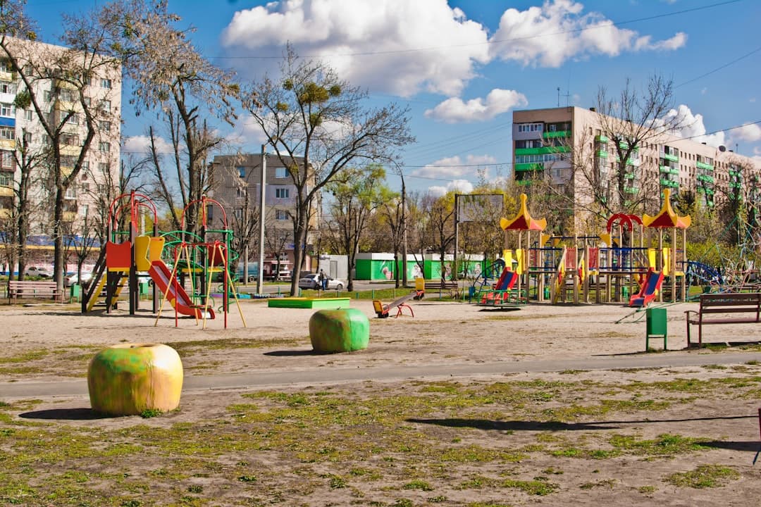 Dzieci bawiące się na placu zabaw w Parque Bicentenario w Santiago