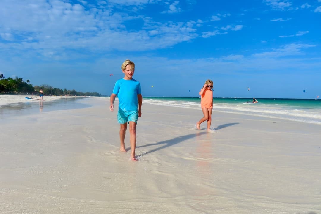 Rodzina spędzająca wakacje na Diani Beach.