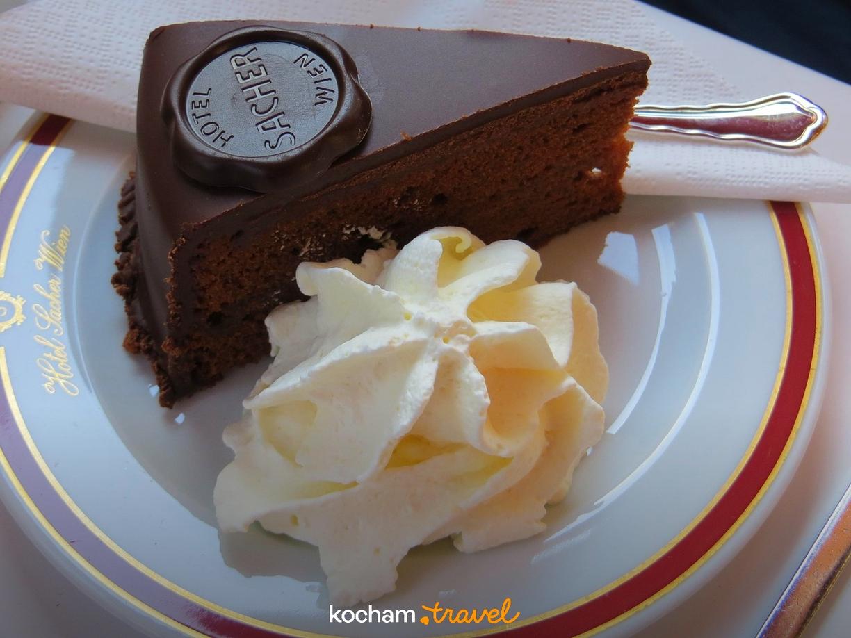 Klasyczny Tort Sachera z bitą śmietaną, Hotel Sacher Wiedeń.