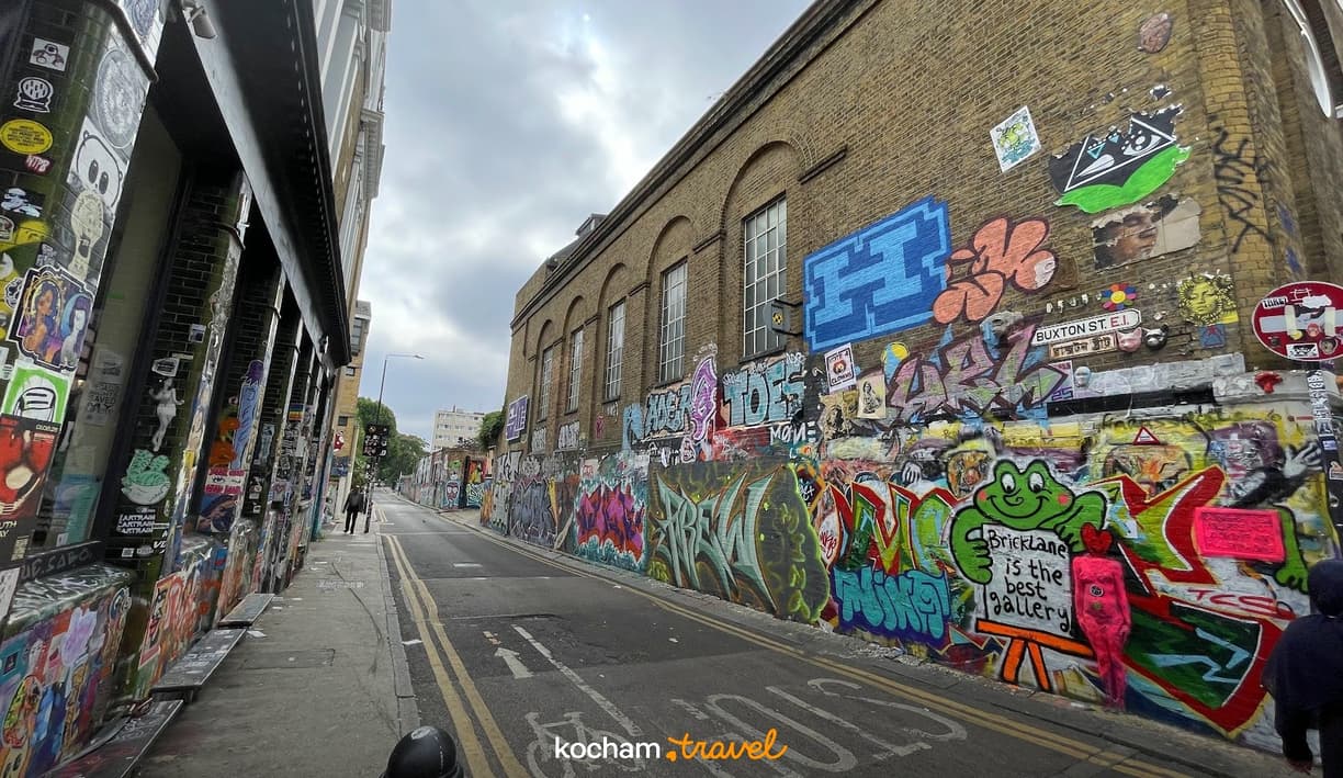 Kolorowe graffiti i sztuka uliczna na budynkach w Brick Lane, Londyn