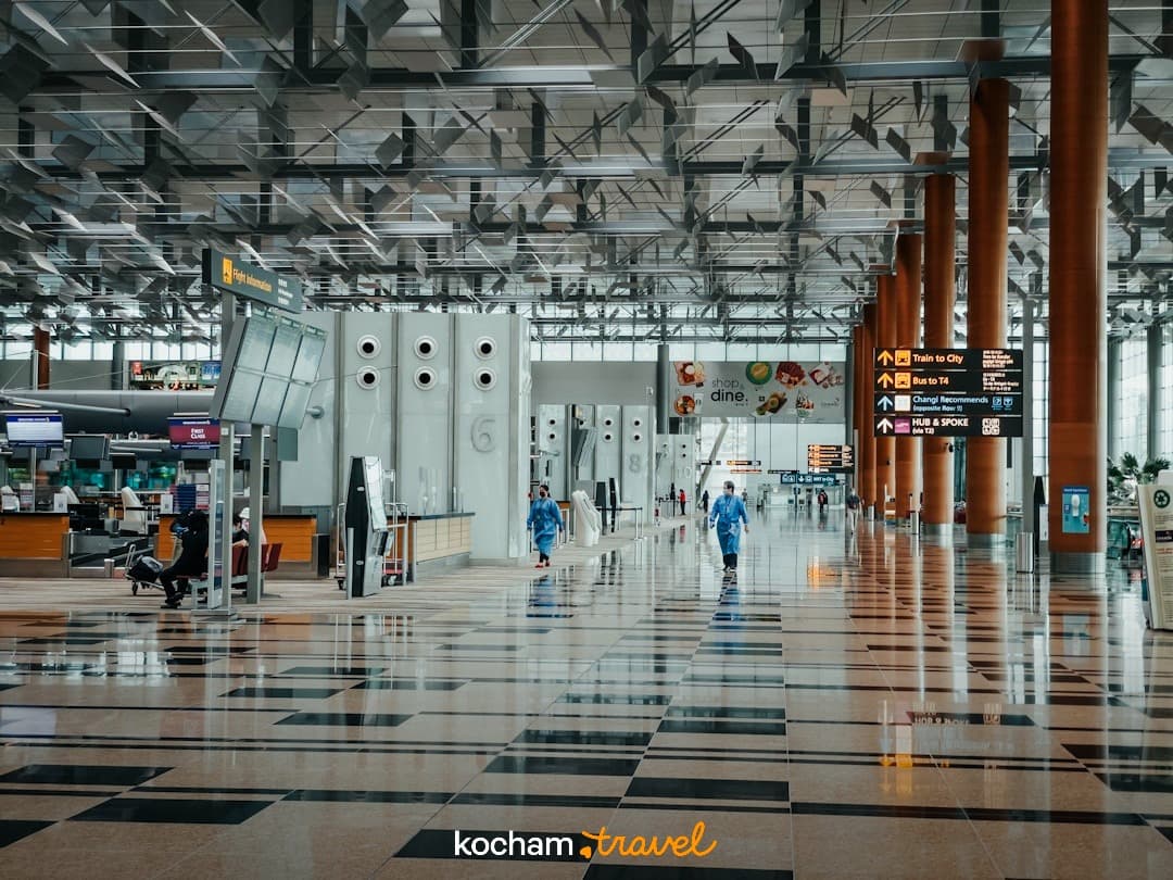 Jasny, nowoczesny terminal lotniska, przestronne wnętrze, podróżni.