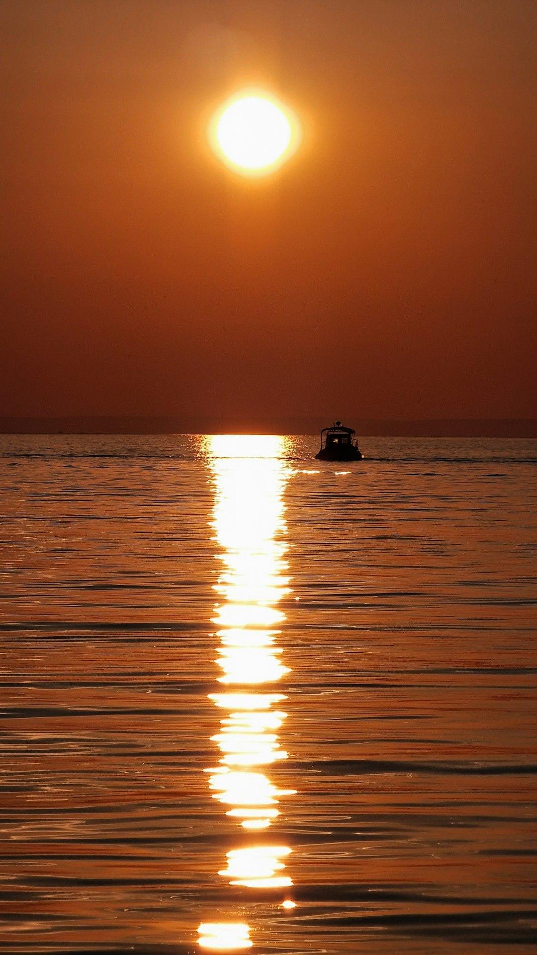 Para na plaży w Chorwacji o zachodzie słońca
