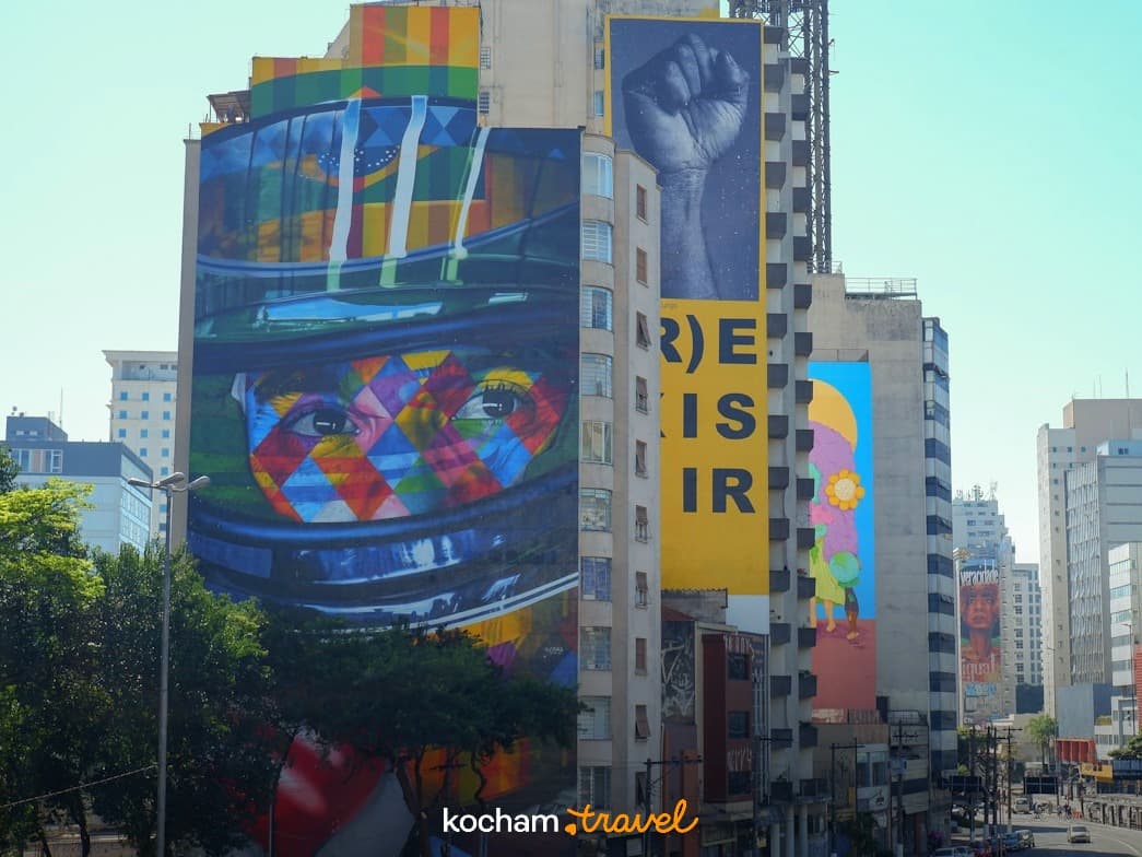 Kolorowe murale Ayrtona Senny i sztuka uliczna na budynkach miejskich.