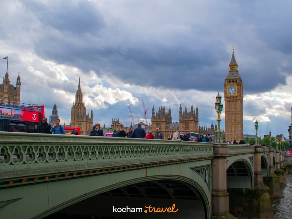 Most Westminsterski, Big Ben, Parlament, Londyn, turyści, czerwony autobus.