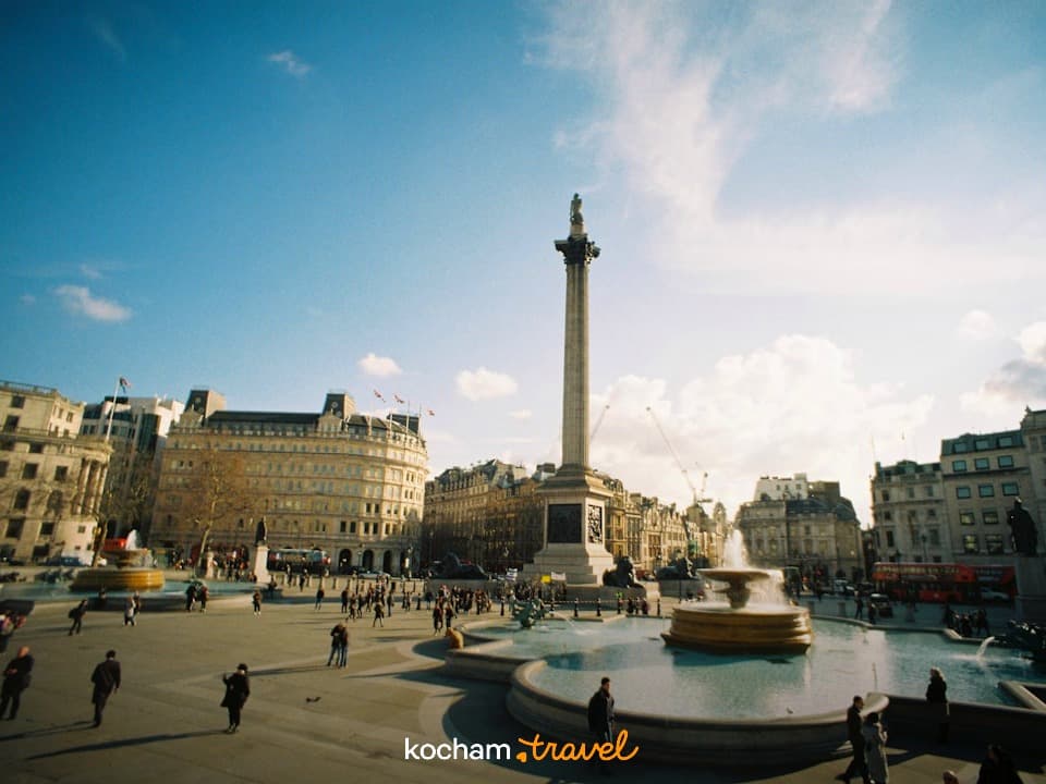 Słoneczny Plac Trafalgar w Londynie z Kolumną Nelsona i fontannami.