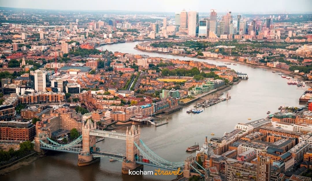 Panoramiczny widok Londynu z Mostem Tower Bridge i Tamizą.